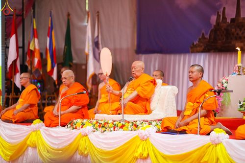 ภาพ No.103239:พิธีบรรพชา พิธีขอศีลและนิสัย ธรรมทายาทชาวอินโดนีเซียกว่า 1,000 คน ณ มหาเจดีย์บุโรพุทโธ ประเทศอินโดนีเซีย ในวันที่ 19 ธันวาคม พ.ศ. 2566