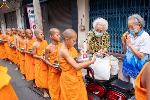 ภาพ No.62030:สามเณรจากศูนย์อบรมเยาวชนสุรินทร์ ออกบิณฑบาต รอบอำเภอเมือง จ.สุรินทร์ ในโครงการบรรพชาสามเณร ฟื้นฟูพระพุทธศาสนาทั่วไทย วันที่ 9 เมษายน พ.ศ. 2567