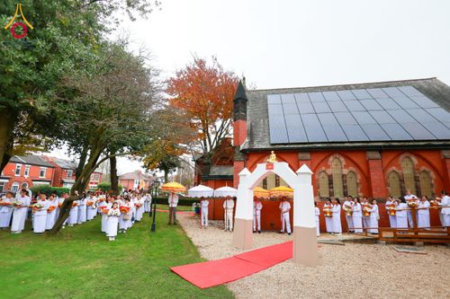 ภาพ No.175308:พิธีทอดกฐิน วัดพระธรรมกายแมนเชสเตอร์ เอดจลีย์ สต็อคพอร์ต ประเทศอังกฤษ ในโครงการกฐินสามัคคีทั่วไทย 30,000 วัด บูชาธรรม 80 ปี หลวงพ่อธัมมชโย โดยคณะศิษยานุศิษย์วัดพระธรรมกาย วันที่ 10 พฤศจิกายน พ.ศ. 2567