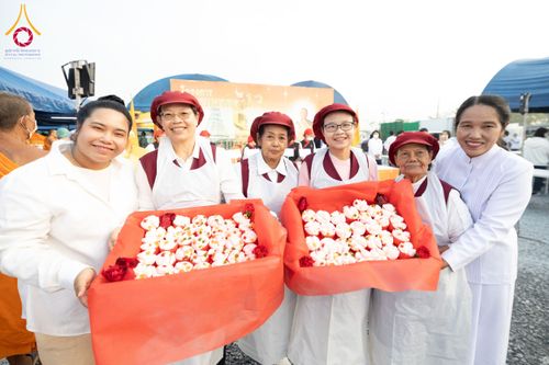 ภาพ No.201414:พิธีถวายภัตตาหารเป็นสังฆทาน แด่พระธรรมยาตรา ณ อนุสรณ์สถานบางปลา วัดบางปลา อำเภอบางเลน จังหวัดนครปฐม ในโครงการธรรมยาตรา กตัญญูบูชา มหาปูชนียาจารย์ พระมงคลเทพมุนี(สด จนฺทสโร) พระผู้ปราบมาร อนุสรณ์สถาน 7 แห่ง ปีที่ 13 วันที่ 25 มกราคม พ.ศ. 2568