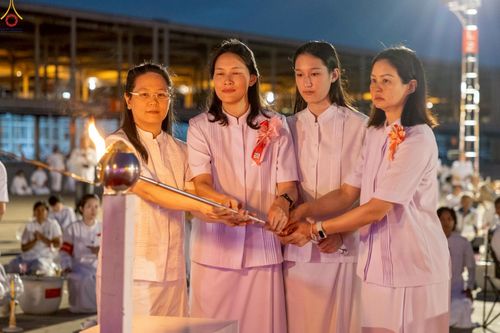 ภาพ No.253734:วันที่ 10 ตุลาคม พ.ศ. 2568 พิธีจุดประทีปบูชาพระผู้ปราบมาร, พิธีจุดประทีปบนพระมหาธรรมกายเจดีย์  20,000 ดวง เนื่องในวันคล้ายวันเกิดครบรอบ 141 ปี พระมงคลเทพมุนี (สด จนฺทสโร)