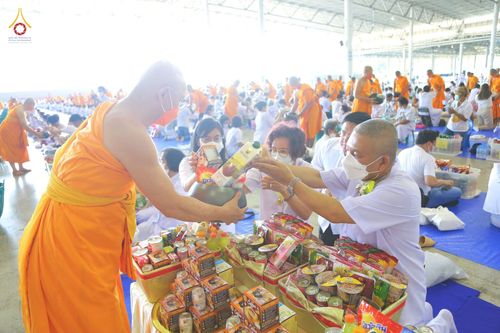 ภาพ No.80808:พิธีตักบาตร , พิธีบูชาข้าวพระในวันอาทิตย์ต้นเดือน วันที่ 7 พฤษภาคม พ.ศ. 2566 ณ วัดพระธรรมกาย