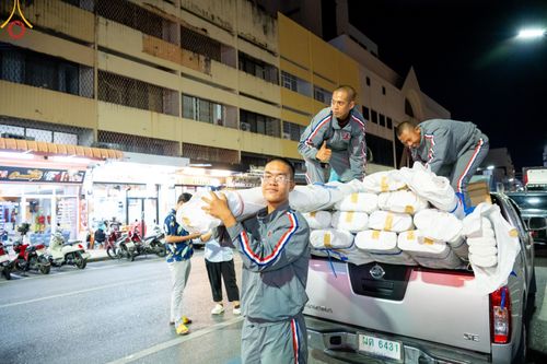 ภาพ No.151612:V.55 ทีมใหญ่ที่หาดใหญ่ เจ้าหน้าที่ทุกสถานะ หลายสัญชาติ ร่วมกันจัดงานตักบาตรที่หาดใหญ่ วันที่ 10-11 สิงหาคม พ.ศ. 2567