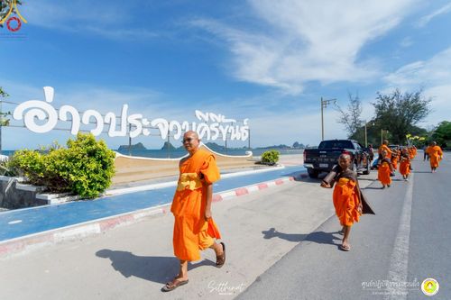 ภาพ No.222129:วันที่ 26-27 เมษายน พ.ศ. 2568 ศูนย์ปฏิบัติธรรมสวนผึ้ง ร่วมกับ ธุดงค์คสถานประจวบคีรีขันธ์ และวัดอ่าวน้อย  จัดกิจกรรมเดินธรรมยาตรา ตักบาตรข้าวสารอาหารแห้ง และจุดประทีปถวายเป็นพุทธบูชา ณ วัดอ่าวน้อย จ.ประจวบคีรีขันธ์