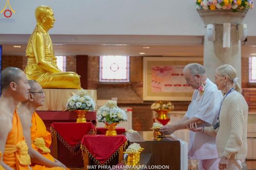 ภาพ No.161372:วัดพระธรรมกายลอนดอน สหราชอาณาจักร จัดงานบุญ น้อมถวายเป็นพุทธบูชา และบูชาธรรมเนื่องในวาระ 140 ปี วันคล้ายวันเกิดด้วยรูปกายเนื้อของ พระมงคลเทพมุนี (สด จนฺทสโร) พระผู้ปราบมาร ในวันที่ 10 ตุลาคม พ.ศ. 2567