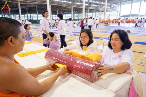 ภาพ No.202286:พิธีถวายภัตตาหารเป็นสังฆทาน แด่พระธรรมยาตรา ณ วัดพระธรรมกาย ตำบลคลองสาม อำเภอคลองหลวง จังหวัดปทุมธานี ในโครงการธรรมยาตรา กตัญญูบูชา มหาปูชนียาจารย์ พระมงคลเทพมุนี(สด จนฺทสโร) พระผู้ปราบมาร อนุสรณ์สถาน 7 แห่ง ปีที่ 13 วันที่ 27 มกราคม พ.ศ. 2568