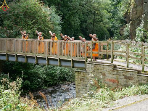 ภาพ No.148778:คณะสงฆ์และสามเณร วัดพระธรรมกายแมนเชสเตอร์  สหราชอาณาจักร จัดเดินธรรมยาตราที่ Peak District National Park , New Mills central , Upper Derwent Visitor Centre, Hope Valley วันอังคารที่ 6 สิงหาคม พ.ศ. 2567