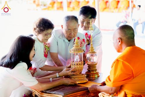 ภาพ No.255452:วันที่ 13 ตุลาคม พ.ศ. 2568 พิธีบรรจุพระบรมสารีริกธาตุ ผูกผ้า 7 สี เพื่อความเป็นสิริมงคล  และ ยกช่อฟ้า ประดิษฐานบนหลังคาอุโบสถวัดทุ่งเจริญธรรม ถวายบูชาธรรม 81 ปี หลวงพ่อธัมมชโย โดยคณะศิษยานุศิษย์ ณ วัดทุ่งเจริญธรรม อ.อมก๋อย จ.เชียงใหม่