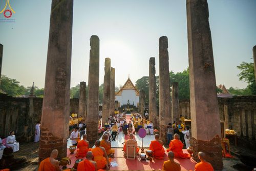 ภาพ No.58673:พิธีตักบาตรพระ ๑,๐๐๐ รูป สมโภชครบรอบ ๘๐๐ ปี พระบรมธาตุเมืองเชลียง ณ วัดพระศรีรัตนมหาธาตุ ราชวรวิหาร  (วัดพระปรางค์) ต.ศรีสัชนาลัย  อ.ศรีสัชนาลัย จ.สุโขทัย วันพฤหัสบดีที่ ๒๕ เมษายน พ.ศ. ๒๕๖๗