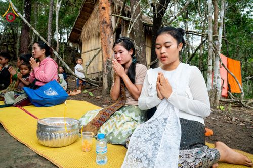 ภาพ No.174431:พิธีตักบาตรพระ,พิธีทอดผ้าป่า พิธีกลั่นแผ่นดินโปรยรัตนชาติ  สร้างพระอุโบสถและเจดีย์ วัดป่าสัมมาทิฏฐิและวัดสิริขันโท แขวงอัตตะปือ สปป. ลาว วันที่ 29 ตุลาคม พ.ศ. 2567