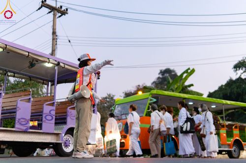 ภาพ No.101800:ตักบาตรพระ 10,000 รูป เติมบุญให้แผ่นดิน เนื่องในโอกาส 192 ปี จังหวัดกาญจนบุรี หนึ่งในโครงการตักบาตรพระ 2,000,000 รูป  77 จังหวัดทุกวัดทั่วไทย วันจันทร์ที่ 11 ธันวาคม พ.ศ. 2566 บริเวณถนนสองแคว (SKY WALK) เมืองกาญจนบุรี
