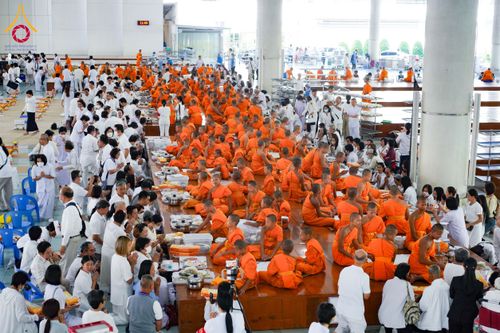 ภาพ No.198043:พิธีถวายภัตตาหารแด่พระภิกษุ สามเณร  บูชาธรรมคุณยายอาจารย์มหารัตนอุบาสิกาจันทร์ ขนนกยูง เนื่องในวาระวันคล้ายวันเกิดครบ 116 ปี วันอาทิตย์ที่ 19 มกราคม พ.ศ. 2568 ณ หอฉันคุณยายอาจารย์ฯ วัดพระธรรมกาย