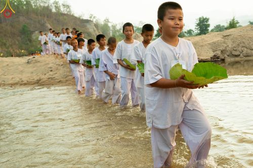 ภาพ No.63256:Photo Story  มหัศจรรย์วัดดงดินแดง Episode 1  พิธีปลงผมนาคธรรมทายาท  ในโครงการบรรพชาอุปสมบทหมู่ ฟื้นฟูพระพุทธศาสนาทั่วไทย วัดดงดินแดง ณ ลำน้ำแม่ตื่น อ.อมก๋อย จ.เชียงใหม่ วันที่ 2 เมษายน พ.ศ. 2567