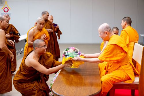 ภาพ No.222600:วันที่ 23 เมษายน พ.ศ. 2568 หลวงพ่อทัตตชีโวต้อนรับคณะสงฆ์บังกลาเทศ ณ อาคาร 100 ปี คุณยายมหารัตนอุบาสิกาจันทร์ ขนนกยูง วัดพระธรรมกาย