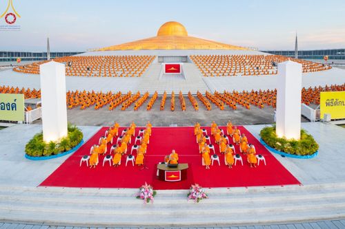 ภาพ No.187724:พิธีตักบาตรฉลองพระใหม่ ต้อนรับพุทธศักราช 2568 ณ ลานธรรมพระมหาธรรมกายเจดีย์ วัดพระธรรมกาย จ.ปทุมธานี วันที่ 1 มกราคม พ.ศ. 2568