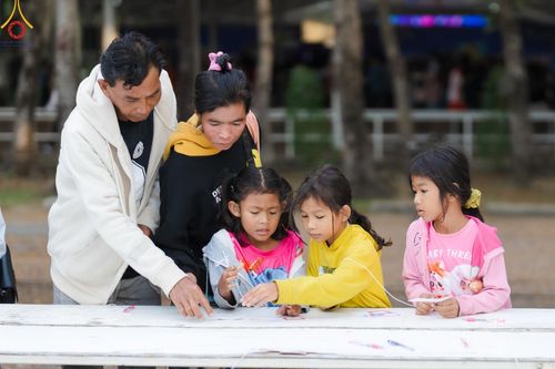 ภาพ No.193846:วัดพระธรรมกาย จัดงานวันเด็กแห่งชาติ ประจำปี พ.ศ.2568 ออกร้านอาหาร 200 ร้าน มอบของขวัญหลายหมื่นชิ้น วันที่ 12 มกราคม พ.ศ. 2568 วัดพระธรรมกาย อ.คลองหลวง จ.ปทุมธานี