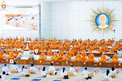 ภาพ No.165760:พิธีถวายภัตตาหารเมนูสวรรค์ วันที่ 26 ตุลาคม พ.ศ. 2567 ณ หอฉันคุณยายอาจารย์ฯ วัดพระธรรมกาย