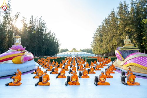 ภาพ No.104375:พระธรรมยาตราร่วมปฏิบัติธรรม และถ่ายภาพหมู่ประวัติศาสตร์ หน้ามหาวิหารพระมงคลเทพมุนี วันที่ 27 ธันวาคม พ.ศ. 2566