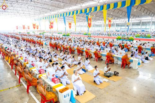 ภาพ No.85344:พิธีถวายมหาสังฆทานคณะสงฆ์ 2000 กว่าวัดทั่วประเทศปีที่ 23, พิธีถวายไทยธรรมคณะสงฆ์ 323 วัด 4 จังหวัดชายแดนภาคใต้, พิธีมอบปัจจัยช่วยเหลือครู 4 จังหวัดชายแดนภาคใต้ ณ สภาธรรมกายสากล วัดพระธรรมกาย ในวันสมาธิโลก อาทิตย์ที่ 6 สิงหาคม พ.ศ. 2566