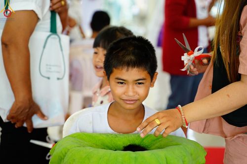 ภาพ No.134824:พิธีตัดปอยผม พิธีขอขมารับผ้าไตร พิธีบรรพชา และพิธีถวายบาตร ในโครงการบรรพชาสามเณร ฟื้นฟูพระพุทธศาสนาทั่วไทย  ณ ศูนย์ปฏิบัติธรรมและศูนย์อบรมเยาวชนเพชรบุรี ต.ท่าแลง อ.ท่ายาง จ.เพชรบุรี