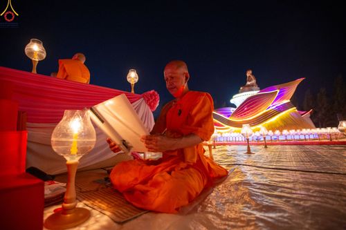 ภาพ No.109795:พิธีจุดประทีปถวายเป็นพุทธบูชา และบูชาธรรมมหาปูชนียาจารย์ วันที่ 10 มกราคม พ.ศ. 2567 ณ อนุสรณ์สถานคลองบางนางแท่น อ.สามพราน จ.นครปฐม