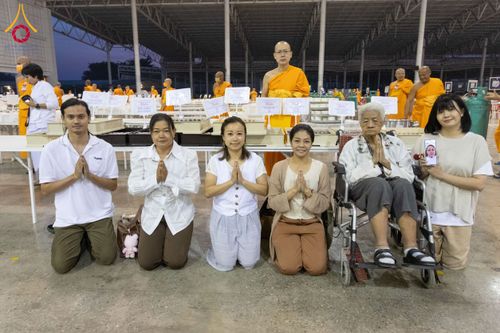ภาพ No.203654:พิธีถวายภัตตาหารเป็นสังฆทาน แด่พระธรรมยาตรา ณ วัดพระธรรมกาย ตำบลคลองสาม อำเภอคลองหลวง จังหวัดปทุมธานี ในโครงการธรรมยาตรา กตัญญูบูชา มหาปูชนียาจารย์ พระมงคลเทพมุนี(สด จนฺทสโร) พระผู้ปราบมาร อนุสรณ์สถาน 7 แห่ง ปีที่ 13 วันที่ 30 มกราคม พ.ศ. 2568