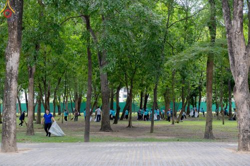 ภาพ No.145937:ชมรมจิตอาสาอนุรักษ์สิ่งแวดล้อม รับบุญทำความสะอาดบริเวณโบสถ์พระไตรปิฎก วัดพระธรรมกาย จ.ปทุมธานี วันที่ 25 กรกฎาคม พ.ศ. 2567