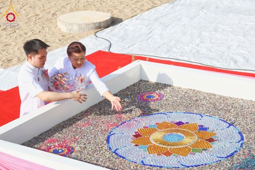 ภาพ No.162071:พิธีโปรยรัตนชาติ ลานอเนกประสงค์พญานาค 4 ตระกูล วันพฤหัสบดีที่ 17 ตุลาคม พ.ศ. 2567 ณ พุทธอุทยานนานาชาติ จังหวัดหนองคาย