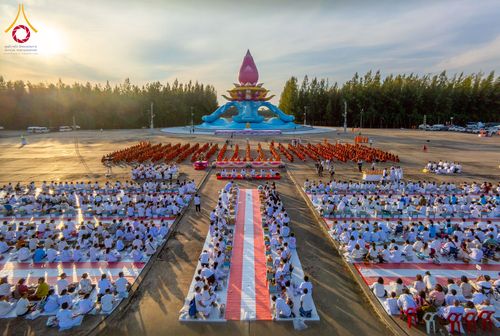 ภาพ No.250523:วันพุธที่ 8 ตุลาคม พ.ศ. 2568 พิธีตักบาตรเทโวโรหณะ ณ ลานธรรมปทุมรัตน์ธรรมเจดีย์ พุทธอุทยานนานาชาติ อ.โพนพิสัย จ.หนองคาย