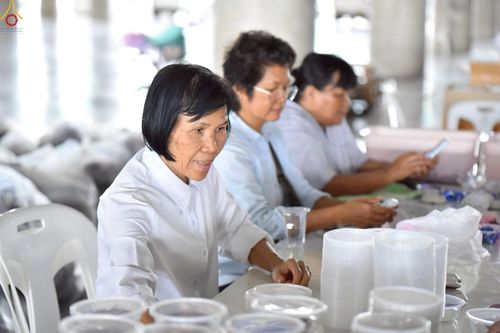 ภาพ No.239964:วันที่ 20-23 สิงหาคม พ.ศ. 2568 การเตรียมงานวันธรรมชัย ใส่ถ่านประทีป LED ที่วิหารคด 7 และ 25 วัดพระธรรมกาย