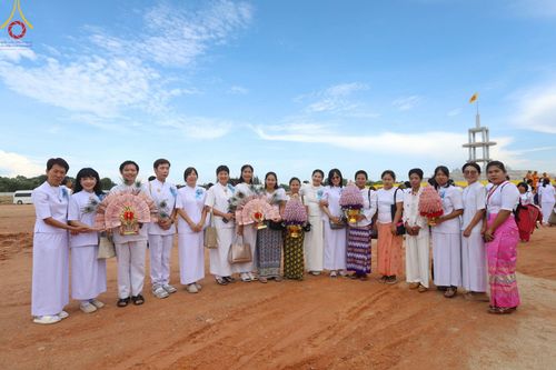 ภาพ No.91380:พิธีทอดผ้าป่ายกยอดดอกบัวสิริปทุมทิพย์  ประดิษฐาน ณ ปทุมเจดีย์  (เจดีย์พระพุทธเจ้า ๕ พระองค์) ณ ศูนย์อบรมเยาวชนจังหวัดปัตตานี 22 ตุลาคม พ.ศ.2566