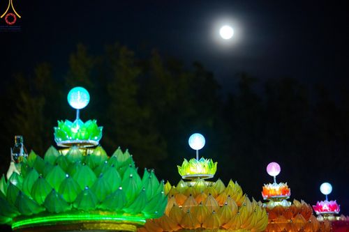 ภาพ No.170279:พิธีลอยกระทงธรรม ณ สระเศรษฐีทะเลบุญ มหาวิหารพระมงคลเทพมุนีฯ วัดพระธรรมกาย วันศุกร์ที่ 15 พฤศจิกายน พ.ศ.2567 (วันเพ็ญ 15 ค่ำ เดือน 12)