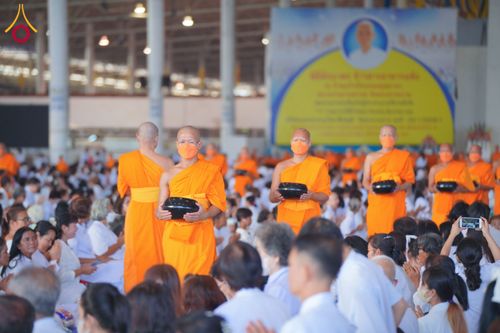 ภาพ No.133803:พิธีตักบาตร ข้าวสารอาหารแห้ง ณ บ้านแก้วเรือนทองคุณยายฯ สภาธรรมกายสากล วัดพระธรรมกาย วันอาทิตย์ต้นเดือนที่ 7 เมษายน พ.ศ. 2567