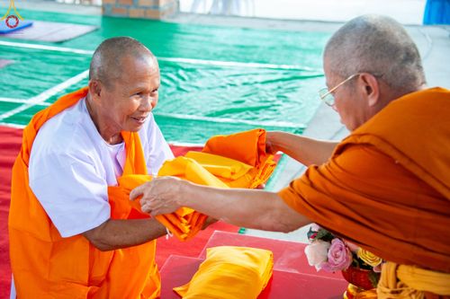ภาพ No.101564:พิธีขอขมาและมอบผ้าไตร ในโครงการอุปสมบทบูชาธรรม มหาปูชนียาจารย์ พ.ศ. 2566 ณ ธุดงคสถานลำพูน ต.เหล่ายาว อ.บ้านโฮ่ง จ.ลำพูน  วันที่ 7 ธันวาคม พ.ศ. 2566