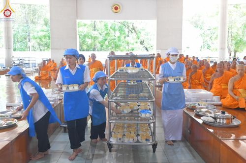 ภาพ No.143163:พิธีถวายภัตตาหารเพื่อเป็นกำลังแห่งการเข้าถึงธรรม ของพระภิกษุสามเณร วัดพระธรรมกาย วันเสาร์ที่ 6 กรกฏาคม พ.ศ. 2567 ณ หอฉันคุณยายอาจารย์ วัดพระธรรมกาย จ.ปทุมธานี