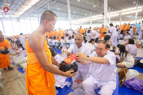 ภาพ No.209314:วันอาทิตย์ที่ 2 มีนาคม พ.ศ. 2568 พิธีตักบาตร ข้าวสารอาหารแห้ง ณ บ้านแก้วเรือนทองคุณยายฯ สภาธรรมกายสากล วัดพระธรรมกาย