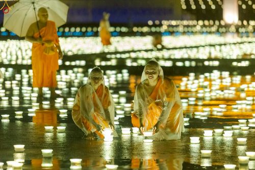 ภาพ No.244190:วันที่ 7 กันยายน พ.ศ. 2568 พิธีจุดประทีป วันครูผู้ค้นพบวิชชาธรรมกาย ณ ลานธรรมฯ และวิหารคด วัดพระธรรมกาย