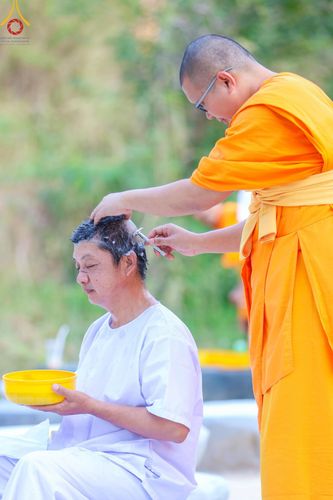 ภาพ No.180363:พิธีตัดปอยผม ปลงผม นาคธรรมทายาท ในโครงการบรรพชาอุปสมบทหมู่ บูชาธรรมมหาปูชนียาจารย์ 2567  วันที่ 4 ธันวาคม พ.ศ. 2567 ณ ศูนย์ปฏิบัติธรรมแก้วภูเรือ จ.เลย