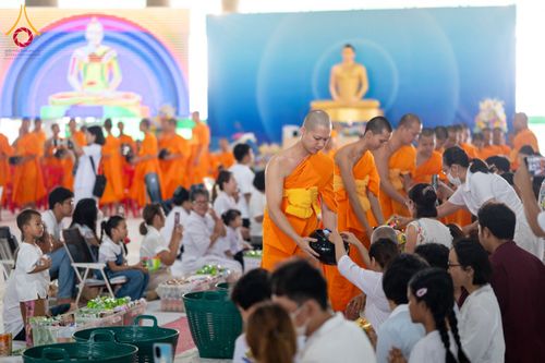 ภาพ No.61986:ตักบาตรฉลองสามเณรใหม่ มัชฌิมธรรมทายาท ณ วิหารคด คอร์ 9 วัดพระธรรมกาย วันที่ 15 เมษายน พ.ศ. 2567