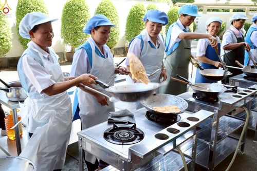 ภาพ No.231880:วันที่ 5 กรกฎาคม พ.ศ. 2568 พิธีถวายภัตตาหารเมนูสวรรค์ เพื่อการบรรลุธรรม ณ หอฉันคุณยายอาจารย์ฯ วัดพระธรรมกาย