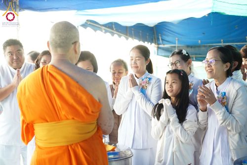 ภาพ No.198307:พิธีถวายภัตตาหารเป็นสังฆทาน แด่พระธรรมยาตรา ณ อนุสรณ์สถานบางปลา วัดบางปลา อำเภอบางเลน จังหวัดนครปฐม ในโครงการธรรมยาตรา กตัญญูบูชา มหาปูชนียาจารย์ พระมงคลเทพมุนี(สด จนฺทสโร) พระผู้ปราบมาร อนุสรณ์สถาน 7 แห่ง ปีที่ 13 วันที่ 20 มกราคม พ.ศ. 2568