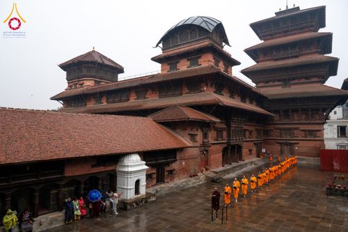 ภาพ No.132518:สามเณรเนปาล บิณฑบาต ย่านทาเมล เมืองกาฐมาณฑุ และเมืองปาฏัน ในโครงการบรรพชา 1,250 รูป ประเทศเนปาล วันที่ 20 มีนาคม พ.ศ. 2567