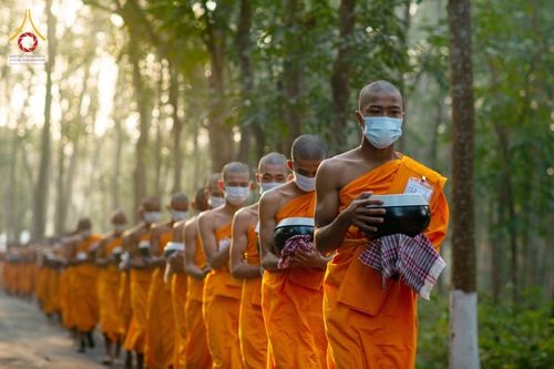 ภาพ No.76365:คณะสงฆ์และสามเณรบิณฑบาต ประเทศบังกลาเทศ วันที่ 11 กุมภาพันธ์ พ.ศ. 2566