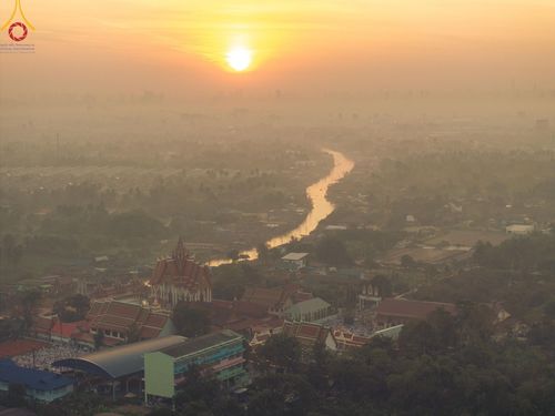 ภาพ No.197620:พิธีตักบาตรพระธรรมยาตรา ณ อนุสรณ์สถานลำดับที่ 4 สถานที่เกิดด้วยกายธรรม วัดโบสถ์(บน) ต.บางคูเวียง จ.นนทบุรี ในโครงการธรรมยาตรา กตัญญูบูชา มหาปูชนียาจารย์ พระมงคลเทพมุนี(สด จนฺทสโร) พระผู้ปราบมาร อนุสรณ์สถาน 7 แห่ง ปีที่ 13 วันที่ 19 มกราคม พ.ศ. 2568