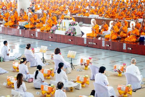 ภาพ No.205663:พิธีสวดพระพุทธมนต์ และถวายภัตตาหารเมนูสวรรค์แด่พระภิกษุ สามเณร วันจันทร์ที่ 3 กุมภาพันธ์ พ.ศ. 2568 ณ หอฉันคุณยายอาจารย์ฯ วัดพระธรรมกาย