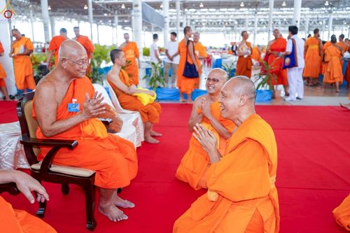 ภาพ No.235915:วันที่ 3 สิงหาคม พ.ศ. 2568 ภาพบรรยากาศ การต้อนรับปฎิสันถาร ของคณะสงฆ์ ในวันสมาธิโลก พิธีถวายมหาสังฆทาน 2,000 กว่าวัด ณ วัดพระธรรมกาย