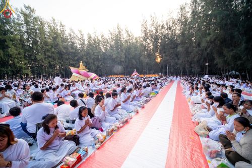 ภาพ No.107517:พิธีตักบาตรพระธรรมยาตราฯ ในโครงการธรรมยาตรากตัญญูบูชา มหาปูชนียาจารย์ พระมงคลเทพมุนี(สด จนฺทสโร) พระผู้ปราบมาร ปีที่ 12 ณ อนุสรณ์สถานมหาวิหารพระมงคลเทพมุนี อ.สองพี่น้อง จ.สุพรรณบุรี วันที่ 7 มกราคม พ.ศ. 2567