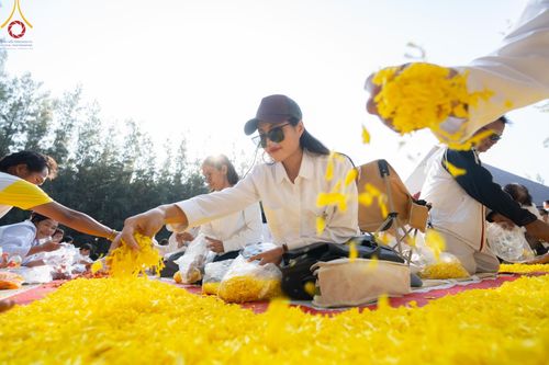 ภาพ No.188741:พิธีต้อนรับพระธรรมยาตรา ในโครงการธรรมยาตรา กตัญญูบูชา มหาปูชนียาจารย์ พระมงคลเทพมุนี(สด จนฺทสโร) พระผู้ปราบมาร อนุสรณ์สถาน 7 แห่ง ปีที่ 13 วันที่ 3 มกราคม พ.ศ. 2568 ณ อนุสรณ์สถานมหาวิหารพระมงคลเทพมุนี (โลตัสแลนด์) อ.สองพี่น้อง จ.สุพรรณบุรี