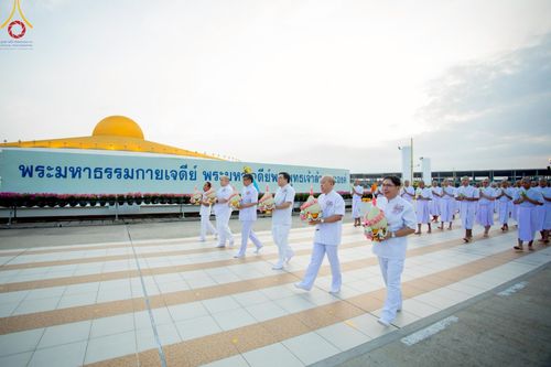 ภาพ No.214932:วันเสาร์ที่ 5 เมษายน พ.ศ. 2568 พิธีเวียนประทักษิณรอบพระมหาธรรมกายเจดีย์  พิธีวันทาเจดีย์ พิธีขอขมาและมอบผ้าไตร ในโครงการบรรพชาสามเณรฟื้นฟูพระพุทธศาสนาทั่วไทย , โครงการหน่อแก้วเปรียญธรรม รุ่นที่ 13 ,  โครงการสามเณรยุวธรรมทายาท รุ่นที่ 33 , โครงการสามเณรมั