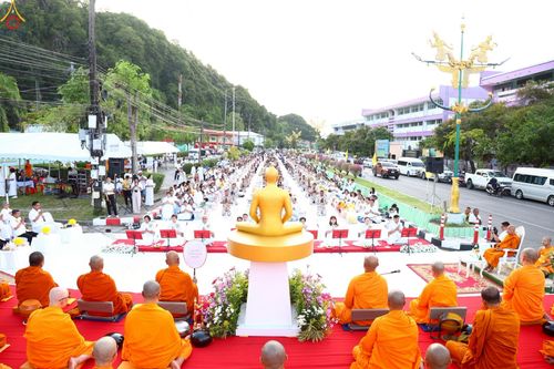 ภาพ No.235134:วันอาทิตย์ที่ 27 กรกฎาคม พ.ศ. 2568 พิธีตักบาตรพระ1,000 รูป ทำบุญเมืองพัทลุง ประธานสงฆ์ พระปริยัติวชิโรดม  เจ้าคณะจังหวัดพัทลุง ประธานฆราวาส นายรัฐศาสตร์ ชิดชู  ผู้ว่าราชการจังหวัดพัทลุง